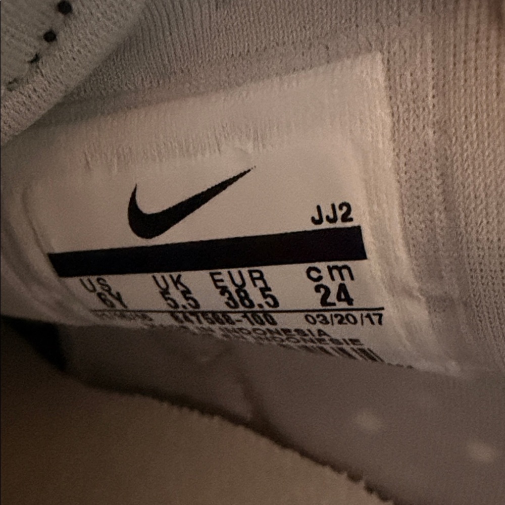 Nike Kids Sneakers White with Black and Pink 6Y - Picture 4 of 5